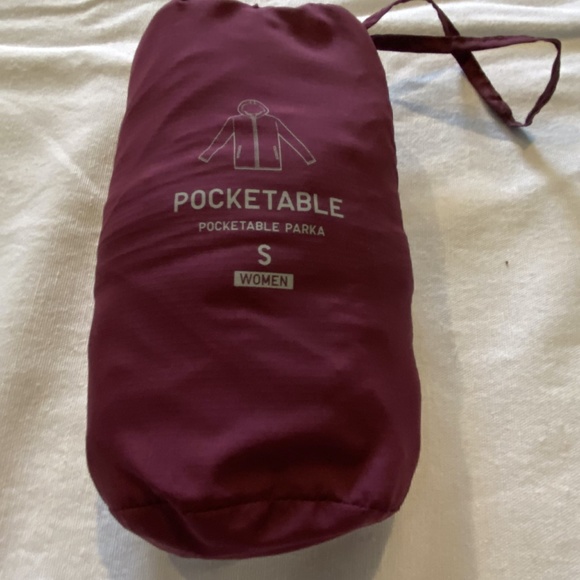 Uniqlo Lightweight Packable Jacket - Picture 8 of 8